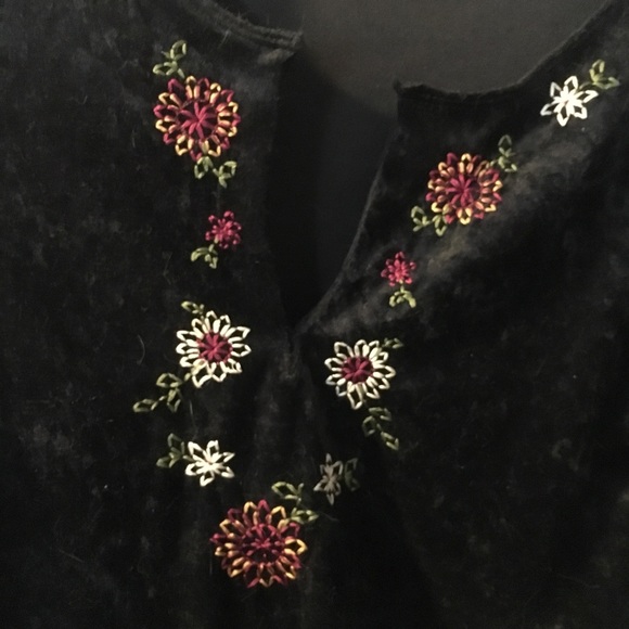 Black flower shirt🖤 - Picture 2 of 6